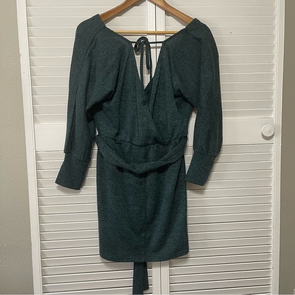 Francesca’s Mi Ami Open Back Wrap Green long sleeve Sweater Dress Sz L - Picture 3 of 4
